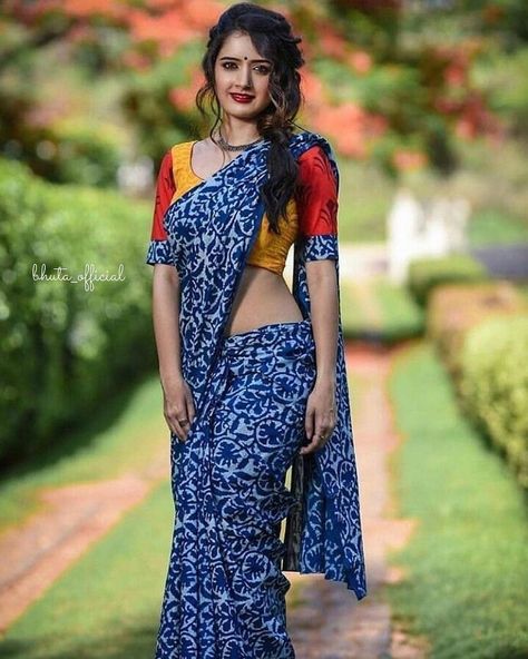 Day 4 Choli Pattern, Indigo Saree, Ashika Ranganath, Ideas For Photography, Ikat Blouse, Cotton Saree Blouse Designs, Indian Fashion Saree, Saree Photoshoot, Casual Saree