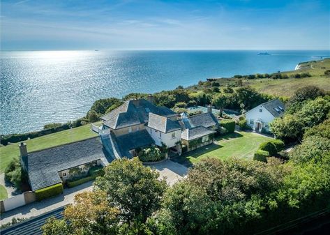 Coastal Properties for Sale - Houses with Sea Views - Knight Frank (UK) Southern Foyer, Garage Sketch, Sunrooms Ideas, Playroom Library, Goals Drawing, Loft Architecture, Nature Furniture, Dream House Beach, Entryway Vintage