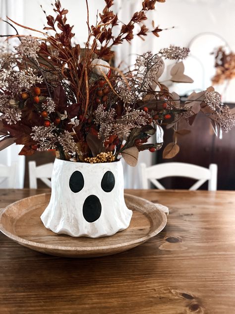 Beautiful ghost vase with gorgeous fall floral arrangement Ghost Planter Diy, Dollar General Ghost Bucket, Halloween Party Table Centerpieces, Ghost Vase, White Halloween Decor, Halloween Ghost Decor, Ghost Halloween Decor, Halloween Vase, Fall Szn