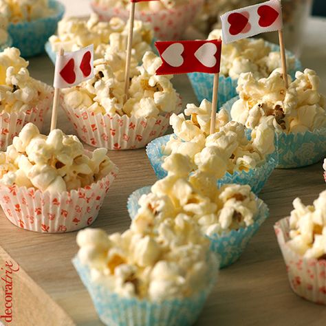 detalle palomitas cumpleaños Kids Party Food, Birthday Food, Fun Kids Food, Candy Party, Food Platters, Candy Buffet, Kids Snacks, Party Snacks, Wedding Food