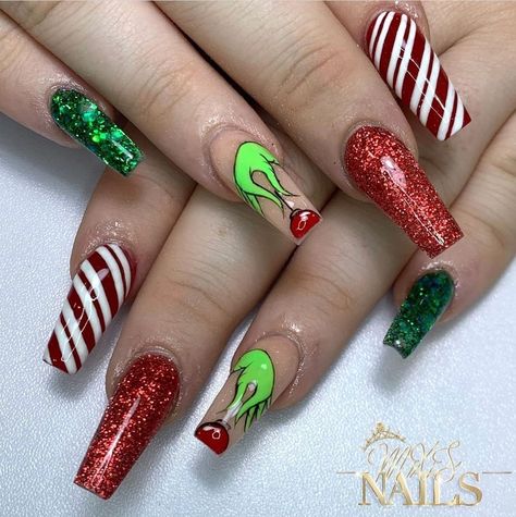 Christmas Nails 2023, Uñas Aesthetic, Xmas Nail Art, Nail Designs Ideas, Candy Cane Nails, Cute Christmas Nails, Christmas Nails Easy, Christmas Gel Nails, Christmas Nails Acrylic