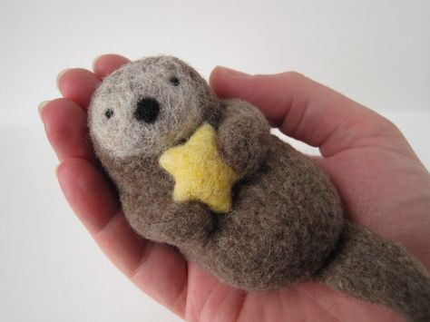 Adorable needle felted otter!  <3 Needle Felt Sea Creatures, Needle Felting Sea Creatures, Needle Felted Star, Needle Felted Gift Ideas, Wool Felting Ideas, Felt Critters, Felted Bear, Felted Crafts, Sea Otters