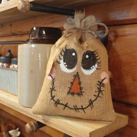 Decoration On A Budget, Burlap Crafts Diy, Scarecrow Craft, Moldes Halloween, Scarecrow Crafts, Look More Attractive, Burlap Projects, Burlap Decor, Diy Burlap