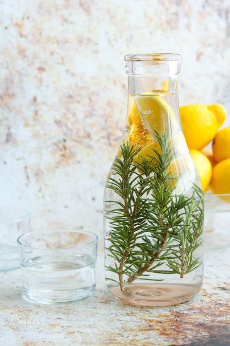 Rosemary Lemon Water Lemon Water Health Benefits, Lemon Water Before Bed, Lemon Juice Benefits, Water Health Benefits, Rosemary Water, Hot Lemon Water, Lemon Health Benefits, Warm Lemon Water, Drinking Lemon Water