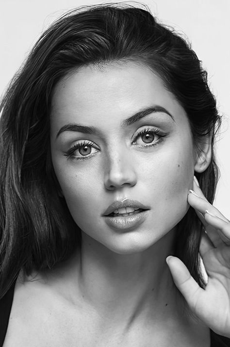 Black And White Portrait Photography Faces, Celebrity Portraits Black And White, Headshot Actress, Katie Sturino, رسم كاريكاتير, The Legend Of Sleepy Hollow, Celebrity Portraits Drawing, Headshots Women, Black And White Face