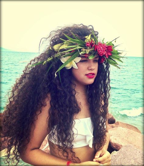 Polynesian girl Pacific Islander Hairstyles, Polynesian Hairstyles Women, Polynesian Hairstyles, Polynesian Hair, Hawaii Hairstyle, Hawaii Hair, Ori Tahiti, Hawaiian Hairstyles, Tahiti Nui