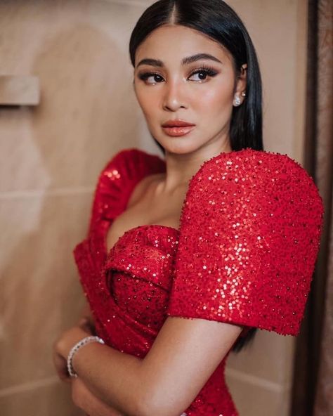 Hairstyles For Filipiniana Dress, Modern Filipiniana Hairstyle, Red Gown Makeup, Filipiniana Hair And Make Up, Red Gown Makeup Look, Nadine Lustre Makeup, Gala Hairstyles, Lady Luster, Filipiniana Gown