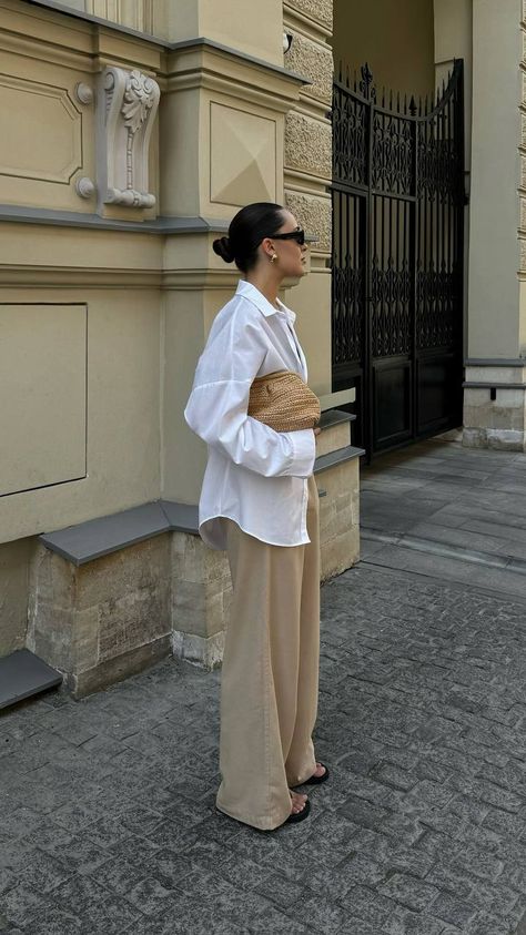 Simple Minimal Outfits, Beige Pants Outfit Casual, Style Désinvolte Chic, Casual Chic Summer, Elegant Outfit Classy, Corporate Outfits, Pants Outfit Casual, Paris Outfits, Stil Inspiration