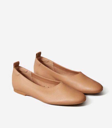 Everyday Beige Leather Flats, Everlane Glove Boot Outfit, Everlane Heel, Everlane Glove Flat, Tan Pointed Flats, Everlane Day Glove, Tan Flats, Buy Jeans, Velvet Slippers