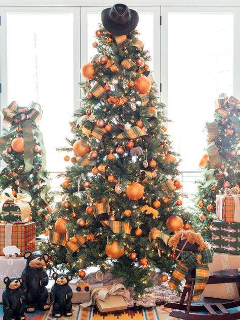 30 Non-Traditional Christmas Tree Themes | HGTV Orange Christmas Decor, Christmas Tree Toppers Unique, Fall Christmas Tree, Orange Christmas Tree, Thanksgiving Tree, Christmas Tree Decorating Themes, Christmas Tree Decorating, Tree Themes, Orange Christmas