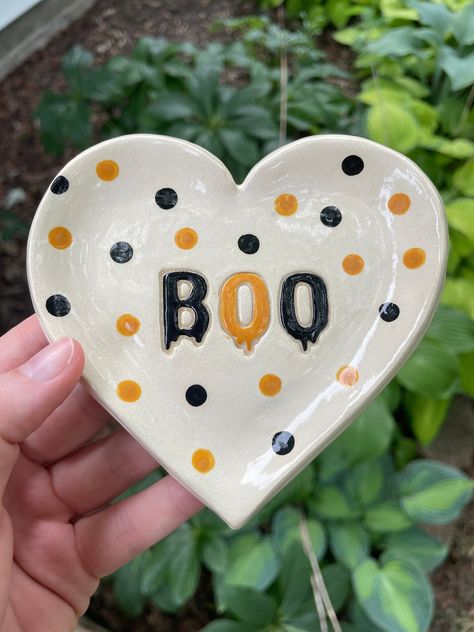 Super unique 🖤BOO🧡 dish, making for the  perfect classic halloween decor! Approximately 4.25 x 4.75 inches at its widest points Pottery Ideas Halloween, Halloween Clay Ideas Easy, Pottery Painting Ideas Halloween, Spooky Clay Ideas, Pottery Painting Halloween, Clay Fall Decor, Autumn Clay Ideas, Air Dry Clay Halloween Ideas, Halloween Pottery Painting