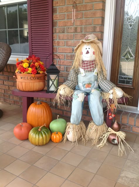 More outdoor fall decor with scarecrow! Outdoor Fall Decor With Scarecrows, Scarecrow Fall Decor Outside, Outdoor Scarecrow Display, Fall Scarecrows Yard, Scarecrow Porch Decor, Porch Scarecrow, Diy Scarecrow Decoration, Fall Front Steps, Scarecrow Display