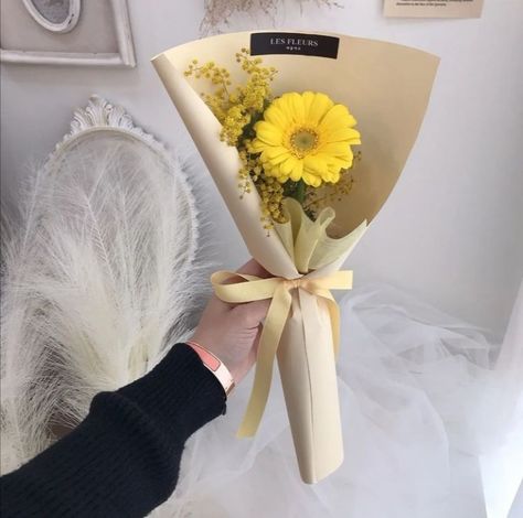 Small Yellow Bouquet, Small Bouquet Of Flowers Gift, One Flower Bouquet, Yellow Rose Bouquet, Single Flower Bouquet, Flower Boquet, Piping Flowers, Diy Bouquet Wrap, Yellow Bouquets