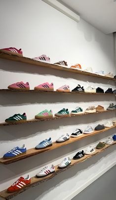 Crossfit Shoes, Dr Shoes, Pretty Shoes Sneakers, Skandinavian Fashion, Shoe Wishlist, Aesthetic Shoes, Swag Shoes, Adidas Gazelle, Pretty Shoes