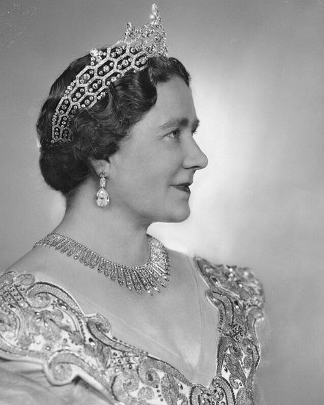 The Windsor Dynasty on Instagram: “The Queen Mother 1954 #royalfamily #royal #royalty #windsorcastle #princessdiana #buckinghampalace #meghanmarkle #kensingtonpalace…” Strathmore Rose Tiara, Lovers Knot Tiara, Royals Fashion, Royal Family Portrait, The Queen Mother, Queen Mum, Mother Pictures, Elisabeth Ii, Estilo Real