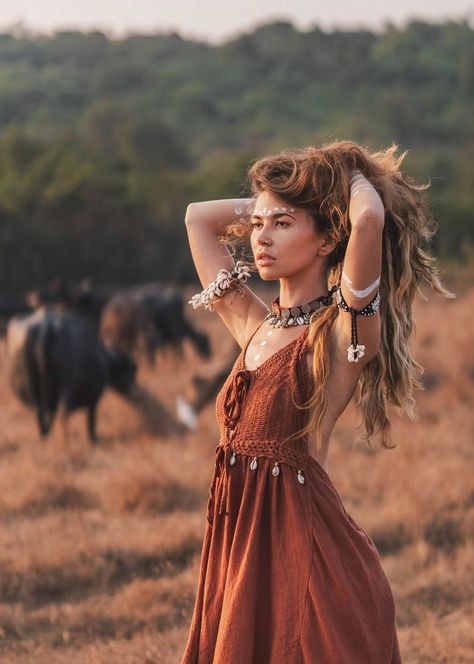 Boho Poses Bohemian Style, Nomad Aesthetic Fashion, Dark Boho Outfits, Hippie Photoshoot, Bohemian Photoshoot, Nomad Fashion, Boho Woman, Look Boho Chic, Beautiful Photoshoot Ideas