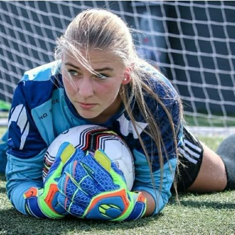 Soccer Goal Keeper Aesthetic, Goal Keeper Aesthetic, Goalkeeper Aesthetic, Soccer Photography Poses, Galactik Football, Soccer Poses, Best Soccer Shoes, Soccer Photography, Soccer Goalie