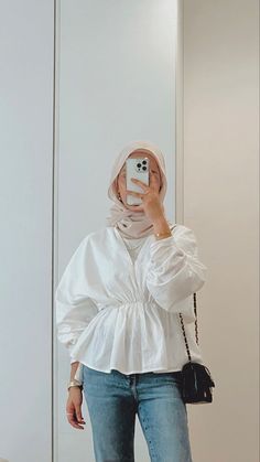 Blouse Outfit Ideas Hijab, White Top Hijab Outfit, Summer Blouses For Women Hijab, Hijabi Blouse Outfit, Blouse Hijab Style, Minimalist Fashion Hijab, Hijabi Outfits Casual Simple, Blouses Hijab, Minimalist Hijab Outfit