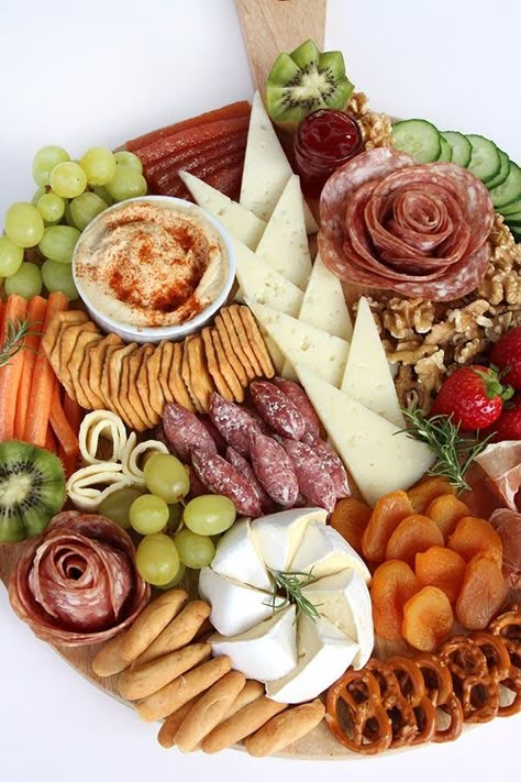 Mardefiesta: Tabla de quesos y rosas de embutidos Canapes Ideas, Charcuterie Lunch, Decorações Com Comidas, Party Food Buffet, Foreign Food, Charcuterie Inspiration, Party Food Platters, Charcuterie And Cheese Board, Charcuterie Recipes