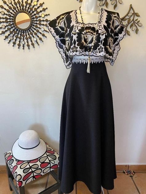 🖤🩶🤍 BOUTIQUE CLASSY DESIGN,   MÉXICO CITY Mexican Office Outfit, Huipil Outfit, Mexican Fancy Dress, Mexican Clothing Style, Hispanic Clothing, Outfit Mexicano, Fiesta Dress, Mexican Fashion, Mexican Outfit