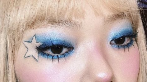 Blue Heart Makeup, Red And Blue Makeup Looks, Pop Star Makeup, Alien Core, Dolly Makeup, Star Eyeshadow, Funky Makeup, Swag Makeup, Star Makeup