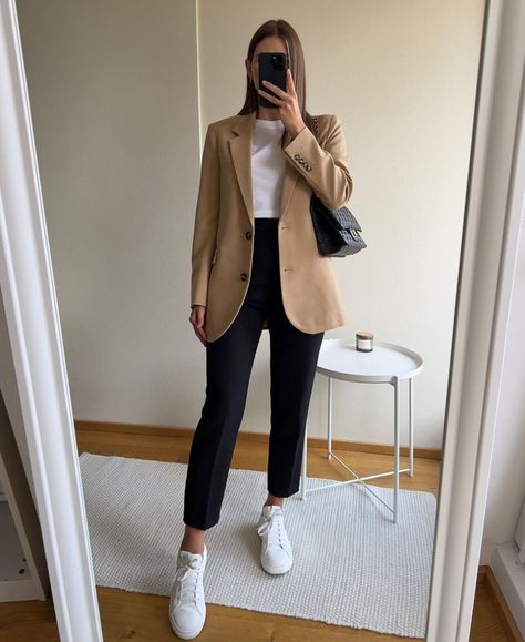 Beige Blazer Outfits Women, Beige Blazer Outfit, Blazer Outfits Women, Classic Work Outfits, Beige Outfit, Stylish Work Attire, Business Casual Outfits For Work, Wardrobe Tips, Casual Day Outfits