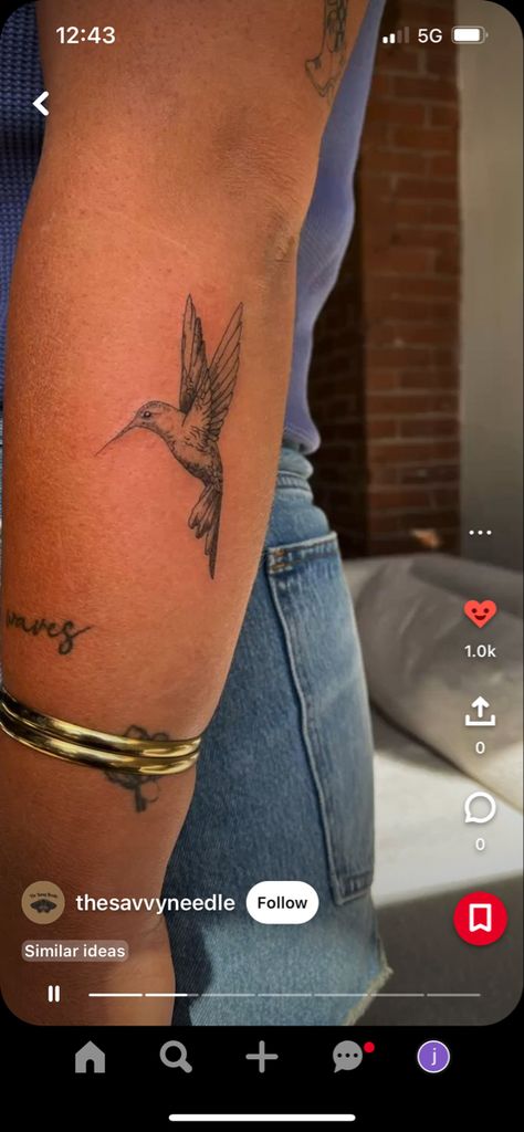 Tattoo With Wings For Women, Cute Big Tattoos For Women, Beautiful Animal Tattoos, Danty Tattoos Sleeve Ideas, Posterior Arm Tattoo, Tiny Discreet Tattoos, Feminine Guitar Tattoo, Woman Nature Tattoo, Humming Bird Arm Tattoo