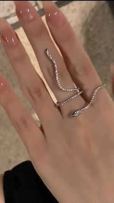 Snake Rings, Hand Jewelry Rings, Ethereal Jewelry, Pretty Jewelry Necklaces, Jewelry Accessories Ideas, Girly Accessories, Classy Jewelry, Fancy Jewellery, Funky Jewelry