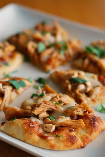 The perfect snack, appetizer, or meal: Thai-style Chicken Flatbread! Fake Ginger, Chicken Flatbread, Diy Easy Recipes, Thai Chicken, Naan, Marinara, Flatbread, I Love Food, Nachos