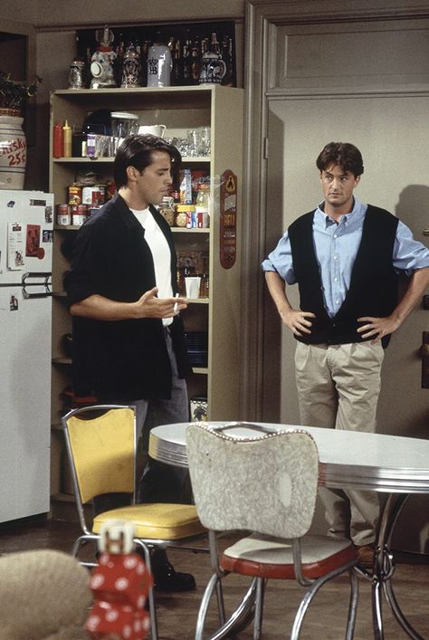 Chandler Bing Outfits, Joey And Chandler, Friends 1994, Chandler Friends, Joey Chandler, 90s Sitcoms, Courtney Cox, Smelly Cat, David Schwimmer