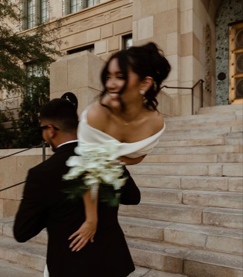 Gold Engagement Photos, Venue Engagement Photos, Engagement Photo Bouquet, Latino Engagement Photos, Minimal Engagement Photos, Classy Elopement Photos, Wedding Inspo Photos, Sultry Wedding Photos, City Hall Wedding Aesthetic