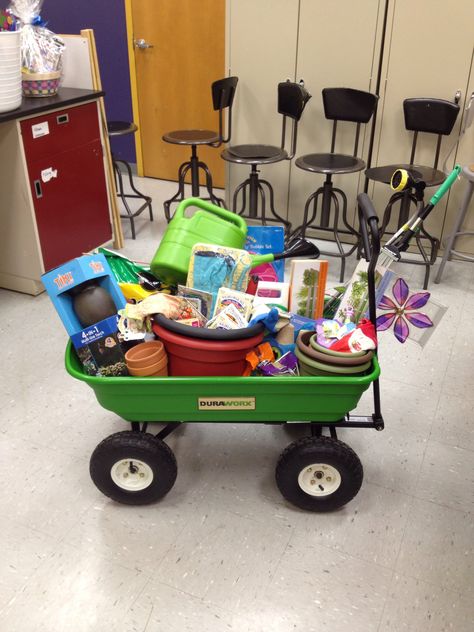 School raffle basket. Garden theme. Tricky Tray Baskets, Silent Auction Basket, Tricky Tray, Auction Gift Basket Ideas, Fundraiser Baskets, Theme Baskets, Auction Basket, Auction Baskets, Raffle Basket