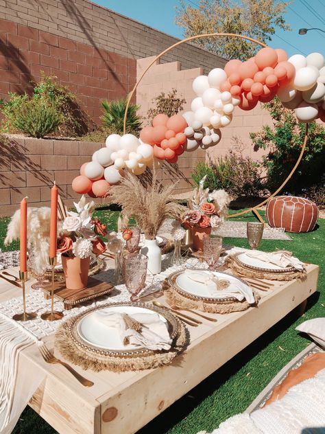 Black Luxury Picnic, Terracotta Picnic, Fall Luxury Picnic, Bday Picnic Ideas, Garden Picnic Aesthetic, Fall Picnic Aesthetic, Party Decorating Business, Teen Birthday Party Themes, Picnic Table Setting Ideas