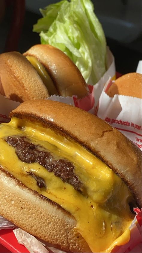 #innnout #cheeseburger In N Out Cheeseburger, Cheeseburger Aesthetic, Cheeseburger Ideas, Comidas Aesthetic, Cheese Burgers, In N Out, Food Cravings, Aesthetic Food, Cheeseburger