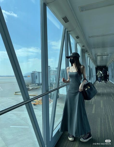 Yn In Airport, Aiport Aesthetic Girl, Ulzzang Airport Fashion, Yn Korea Girl Outfits, Korean Girl Travel Aesthetic, Long Halter Dress, Sling Dress, Photos Of Women, Black And Gray