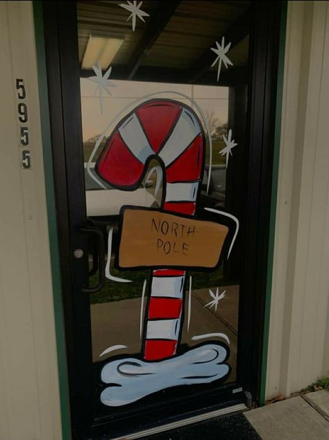 Christmas Door Painting Ideas, Christmas Window Display Drawing, Rudolph Window Painting, Easy Window Painting Ideas Christmas, Elf Window Painting, Winter Window Painting Ideas Easy, Christmas Window Art Ideas Easy, Drawing On Windows Christmas, Gingerbread Window Painting