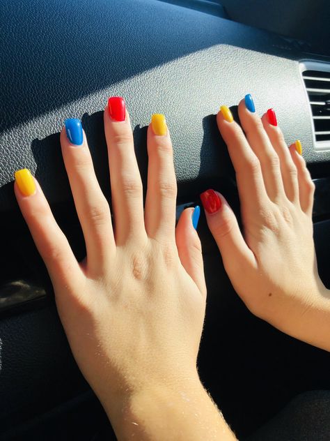 Very cute colors❤️💛💙 Gel Nails Ideas Colorful, Funky Nail Colors, Short Nail Paint Ideas, Skittles Nails Color Combos, 3 Color Nails Ideas, Tricolor Nails, Colorful Short Nails, Primary Color Nails, Enid Sinclair Aesthetic