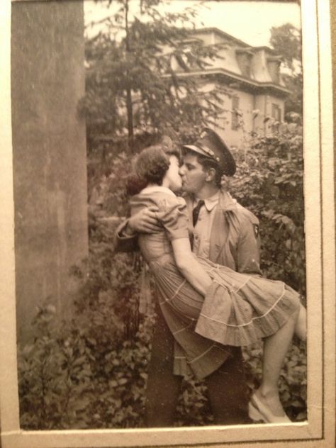 Homecoming. C.1940s Couples Vintage, In His Arms, Fotografi Vintage, Vintage Couples, Hipster Man, Vintage Versace, Vintage Romance, Foto Vintage, Old Photographs