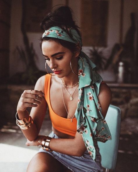 Couture Dior, Outfit Elegantes, Boho Mode, Hair Scarf Styles, Head Scarf Styles, Bow Hairstyle, Bandana Hairstyles, Orange Top, Summer Outfit Inspiration