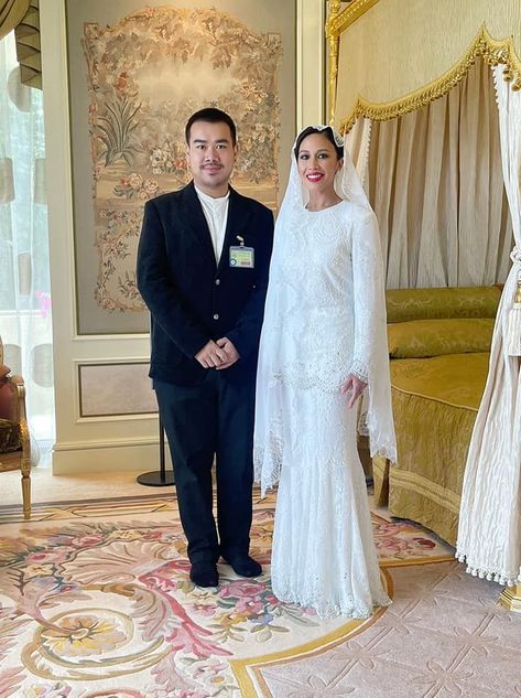 Sultan Hassanal Bolkiah and Queen Saleha of Brunei with the Royal Family at the Royal Wedding Celebration for Princess 'Azemah and Prince Bahar at the Palace Istana Nurul Iman Hassanal Bolkiah, Queen Wedding Dress, Vintage Tiara, Tiaras Jewellery, The Royal Wedding, Royal Wedding Dress, Royal Weddings, The Royal Family, Royal Jewelry