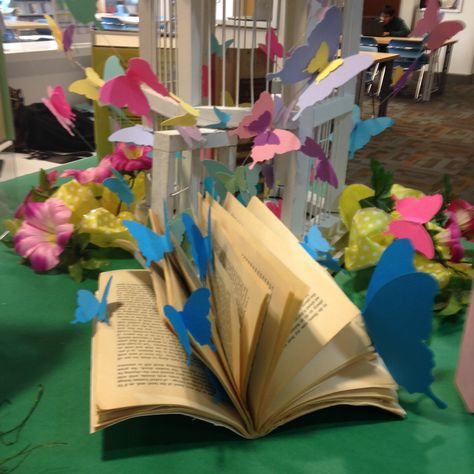 Spring Book 2015 Spring Book Display Libraries, Book Fair Display, Spring Book Display, Spring Library Displays, Fairytale Library, Teen Library Displays, Church Library, Library Decorations, Library Corner