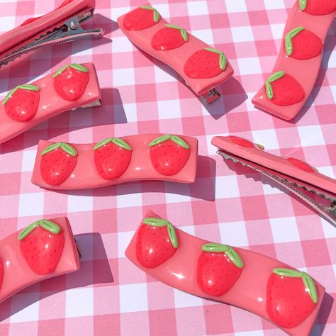 Famjoboutique Cottagecore Polymer Clay, Aesthetic Hair Clips, Polymer Clay Craft, Polymer Clay And Resin, Strawberry Hair, Headpiece Accessories, Diy Air Dry Clay, Hair Clips Diy, Clay Craft