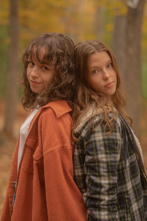 Autumn Group Photoshoot, Friends Photoshoot Outdoor, Autumn Friends Photoshoot, Photoshoot Best Friend Pic Ideas, Fall Photoshoot Friends Group, Senior Picture Ideas With Best Friend, Fall Photoshoot Ideas Friends, Fall Photos With Friends, Fall Sister Photoshoot