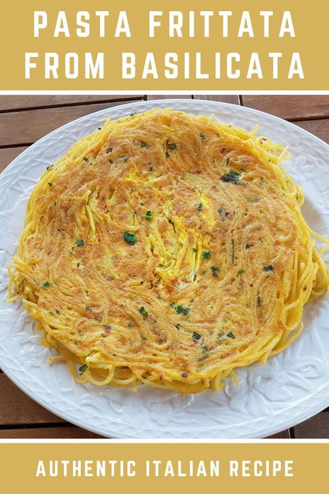 If you are ever wondering what to do with leftover cooked spaghetti, vermicelli or linguine, you might want to try an Italian pasta frittata. This version from Basilicata is super easy to make and perfect as a light lunch or dinner! Pasta Omelette, Parmesan Pasta Salad, Spaghetti Frittata, Pasta Frittata, Traditional Italian Pasta, Pasta Dessert, Recipes For Pasta, Leftover Spaghetti, Alfredo Chicken