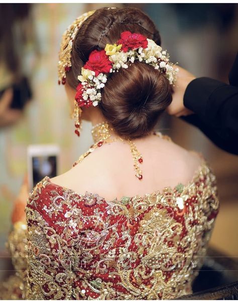 Pakistani Bridal Hairstyles, Wedding Hair Styles, Pakistani Traditional, Pakistani Bridal Makeup, Indian Wedding Bride, Red Bridal Dress, Bridal Bun, Desi Wedding Dresses, Romantic Updo