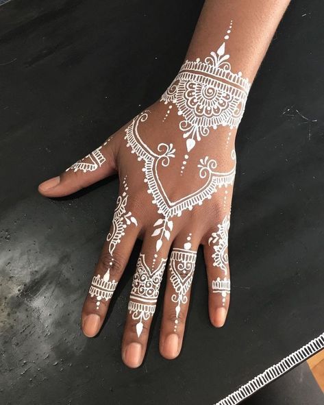 Tato Grunge, Cool Henna Tattoos, Cover Ups Tattoo, White Henna Tattoo, Cool Henna, White Henna Designs, Henne Tattoo, Cream Tattoo, Jagua Henna