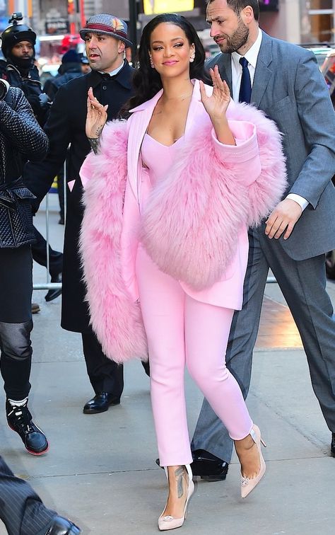 RIHANNA RAINHA DE ROSA Looks Rihanna, Selma Hayek, Rihanna Outfits, Rihanna Looks, Mode Rose, Look Rose, Rihanna Style, Pink Fur, Rihanna Fenty