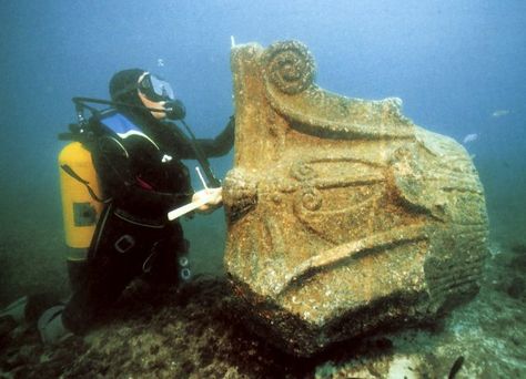 archeology Hellenistic Architecture, Marine Archeology, Archeology Aesthetic, Maritime Archaeology, Underwater Archaeology, City Under The Sea, Marine Archaeology, Ancient Ship, Ancient Alexandria