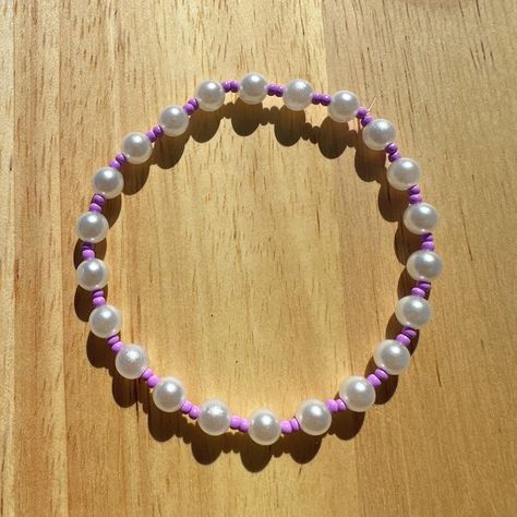 Purple Bracelet Ideas, Ideas Para Pulseras, Pearl Bracelet Ideas, Bracelets Pearls, Purple Beaded Bracelets, Clay Bead Necklace, Pearl Beaded Bracelet, Бисер Twin, Beautiful Beaded Bracelet