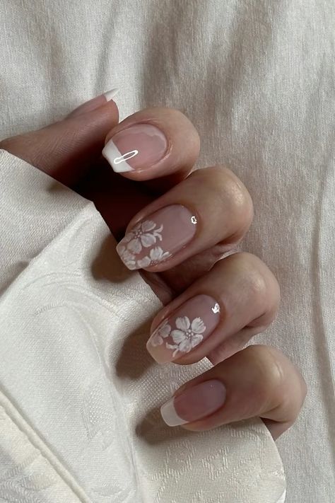 Wedding Nails For Bride Floral, Cute Floral Nail Designs, Soft Nails Aesthetic, Nail Inspo Classy, White Floral Nails, Mha Visuals, Hawaiian Nails, Idol Nails, Acrylic Nails Almond Shape